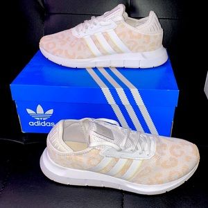 Woman’s Adidas gently used good condition. Swift RunX size 11. please see photos